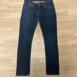 Ett par mycket trendiga Nudie Jeans i en fin, mörk finish och såklart nyskick. De är storlek W29 L32 och de är ”Super Slim Kim” modellen, så de är ett dugg tajtare än vanliga slim fit. Vid snabbaffär kan pris diskuteras.