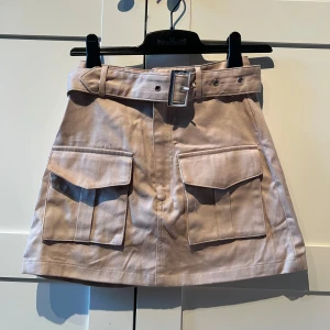 Beige kjol - Super fin kjol, aldrig använd! 
