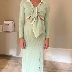 Grön Adoore klänning - Fin Adoore klänning med knyt över bysten. Grön med beigea kanter. Storlek 36