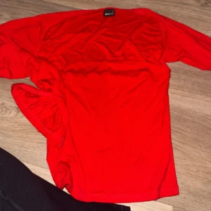 Röd tröja - En röd tröja från Gina tricot väldigt fin till julen och annat nån väldigt fin skick och en väldigt fin tröja med slit i armarna storlek s