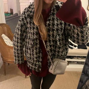 rutig trekvartsärmad jacka hm - jättefin höstjacka från hm som är svart och vit rutig, kom privat för fler bilder eller om du har frågor!