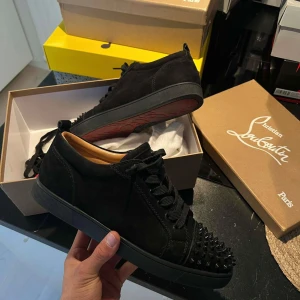 christian louboutin - christian louboutin Oanvända  Strlk 44-44,5 Box finns  Nypris :9500 Mitt pris: 4000 Pris kan diskuteras 