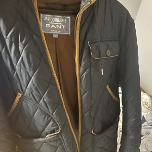 Stockbridge Gant jacka  - Säljer en sällsynt Stockbridge jacka från Gant i storleken M. Denna jacka är i gott skick och har inte använts så mycket. Nypris på dessa typer av jackor kan ligga mellan 4000-7000kr. 