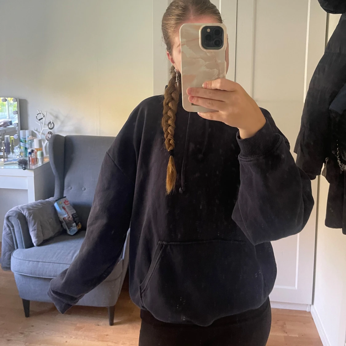 marinblå hoodie från BikBok