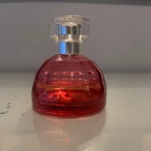 The body shop parfym  - Säljer nu denna underbara doft från the body shop, ca halva använd av 50ml. Doftar fräscht med en hint av jordgubb och vanilj 💗 Hämtas upp i Högdalen 