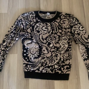 Stickad tröja  - Snygg stickad tröja som är varm och gosig. 