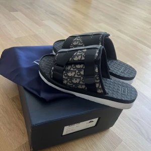 Dior Sandaler/Tofflor - Riktigt sällsynta Dior Tofflor! Köpta i Paris drygt ett år sedan. RRP 8000:-  Riktigt feta och slutsålda överallt. Pris går att diskutera vid snabb & smidig affär! 