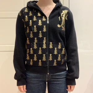 Baggy zip up hoodie från Ed Hardy🤩 - Från Christian Audiger av Ed Hardy! Perfekt skick och så snygg🤤jag är xs-s för referens men passar större och mindre också beroende på önskad passform