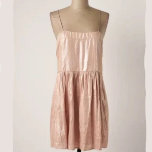 Rosa skimmrig klänning💞 - Superfin rosa klänning i skimmrigt tyg! Från mango och i storlek xs, ja har kortat banden lite men de går att sprätta upp om man vill de!💞💞