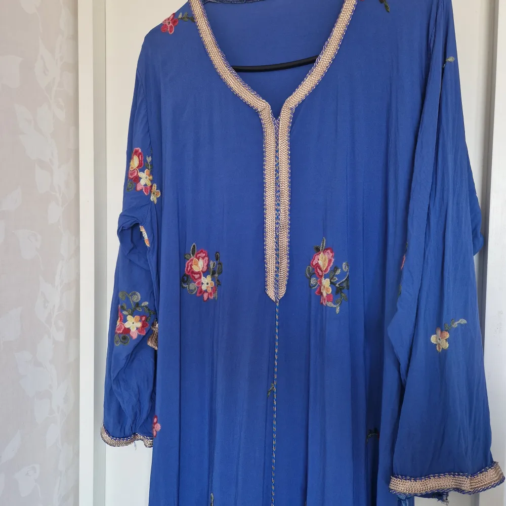 En kaftan/helllång klänning med långa armar. Har använts några gånger, i överlag år den i väldigt bra skick men har en liten defekt (syns på tredje bilden).. Klänningar.