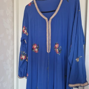 Traditionell kaftan - En kaftan/helllång klänning med långa armar. Har använts några gånger, i överlag år den i väldigt bra skick men har en liten defekt (syns på tredje bilden).