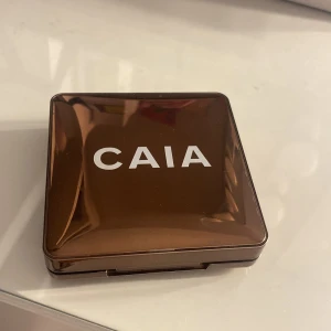 Caia glow bronzer - Säljer min Caia glow bronzer i färgen gold coast då den inte kommer till nån användning! Man ser på bild 2 hur mycket som är kvar (alltså väldigt mycket). Köptes för 395 kr. Hör gärna av er vid intresse💞💞