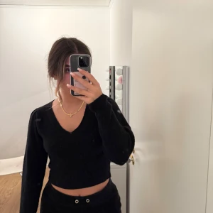 Stickad v-ringad tröja från NAKD strl S - En så mysig svart stickad tröja nu till hösten! Använd ca 3 gånger och är precis som ny!