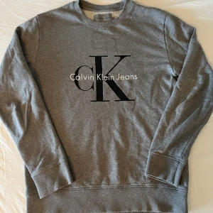 Calvin Klein sweatshirt  - Grå Calvin Klein sweatshirt i storlek M  Sparsamt använd utan synliga brister eller defekter.  Nypris 1000kr  Säljs då jag inte längre använder den.