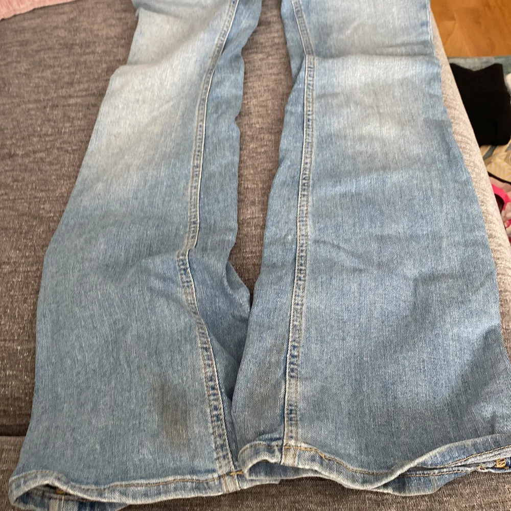 Säljer ett par snygga blå bootcut jeans från 157. De har en klassisk femficksdesign. Lågmidjade byxor. Perfekta för en avslappnad stil och passar till det mesta.  Har två fläkar längst ner. De är i bra skick och redo för en ny ägare!. Jeans & Byxor.