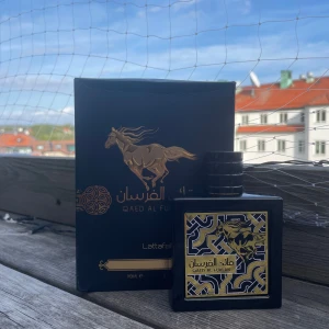 Lattafa qaed al fursan - En mycket fin och fräsch doft som funkar att ha på sig varje dag! Köpt för 300 kr, Säljer men byter även! Pris går såklart att diskutera!