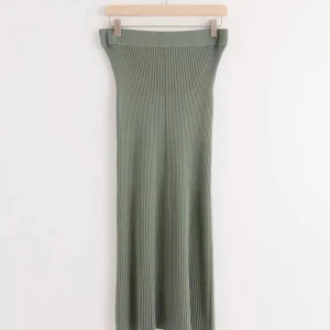 Kjol o topp set - Ett jättefint ribbstickad kjol och topp set från lindex. Färgen är tydlig på bild 1. Helt ny💚 