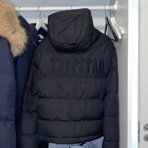 Trapstar jacka  - En riktigt fet trapstar vinter jacka 🔥❄️10/10 skick inget fel på jackan. Använts en vinter riktigt varm. Blev för liten därför säljer jag den. Äkta såklart kan bevisas också🔥✅ köpt för 3200kr