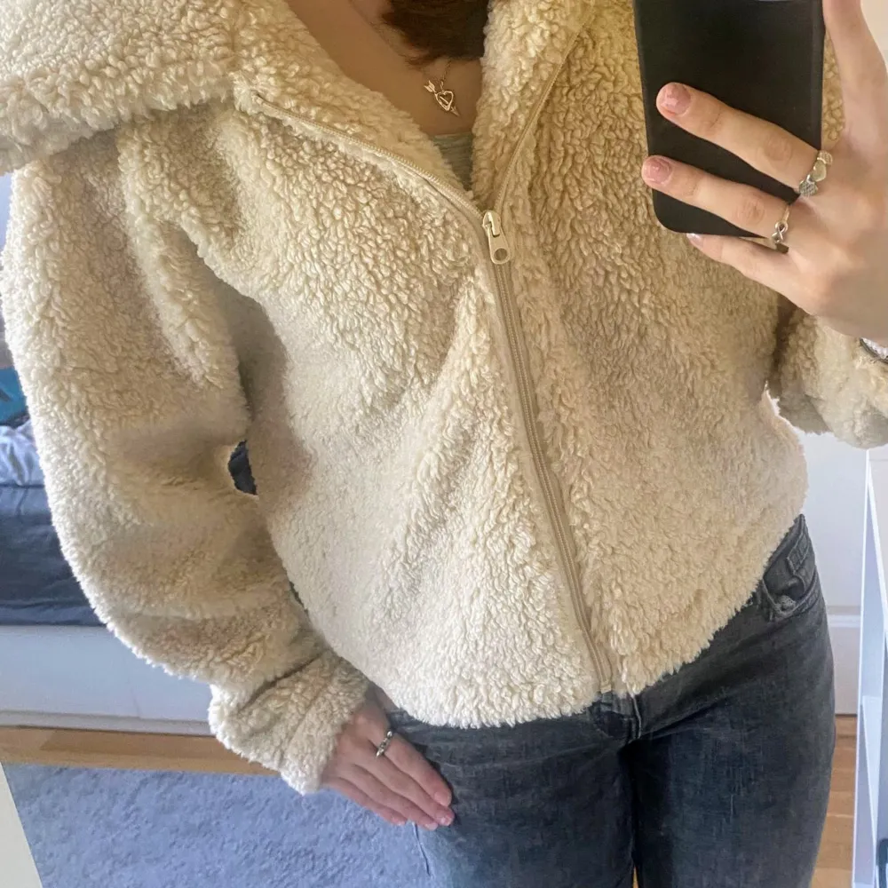 Beige teddyjacka från Gina Tricot. Stor krage.. Jackor.