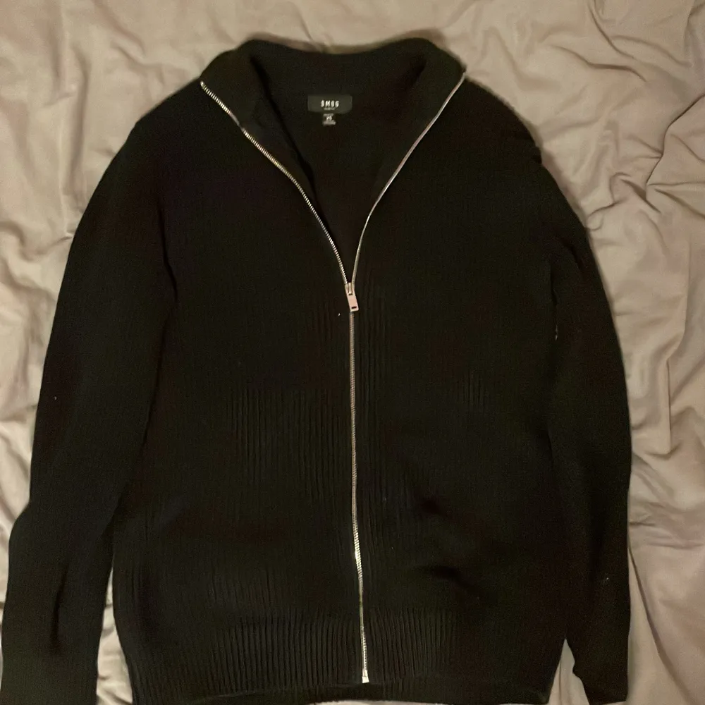 Stickad zip hoodie 9/10 skick har använt 3 gånger typ skönt material passar s skriv om ni e intresserade . Hoodies.