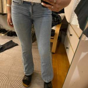 Jättefina jeans med fina detaljer nere vid benen, bra skick