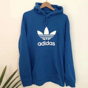 Adidas Hoodie  - Snygg adidas Hoodie i blå färg.  Storlek:M