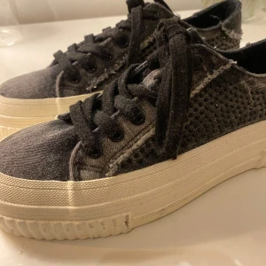 Skor - Fina skor med coola detaljer, helt oanvända 