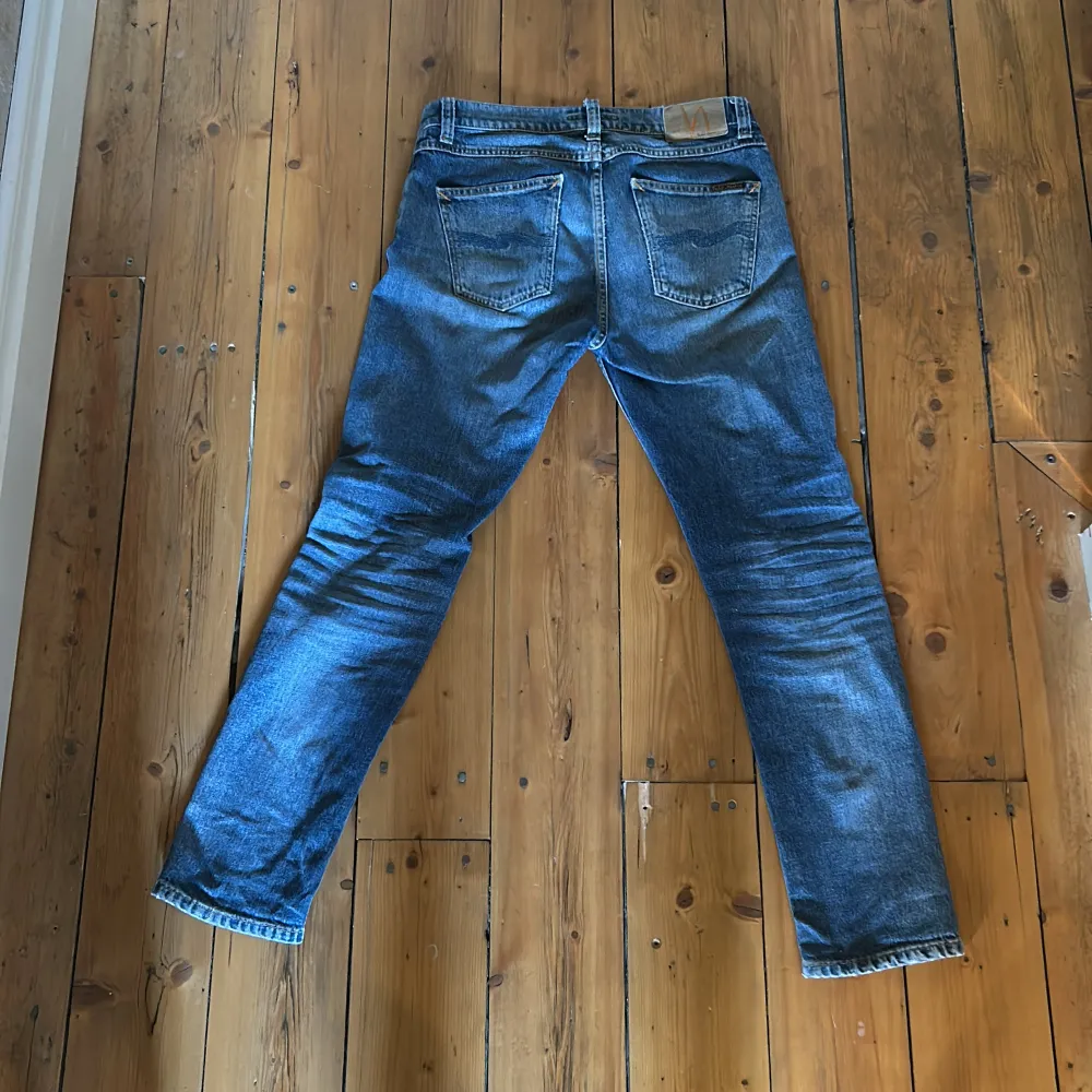 Säljer ett par riktigt feta nudie jeans i modellen lean dean. De kostar 1600kr nya, mitt pris 600kr! Pris går att diskuteras vid snabb äffär! De är i fint skick förutom defekten jag visade på bilderna. Vilket jag tycker är snyggt! Skriv vid fundering. Jeans & Byxor.