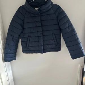 Marinblå jacka - Super snygg och trendig jacka ifrån Gina tricot! Storlek 170 men passar Xs-s. Aldrig använd