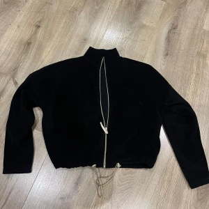 Fleecetröja  - Hej, säljer en jätte mysig fleecetröja från Gina tricot som är perfekt nu inför vintern. Tröjan har även band vid midjan så man kan dra åt elr göra den mer avslappnad. Strl S Använd fåtal gånger men bra skick