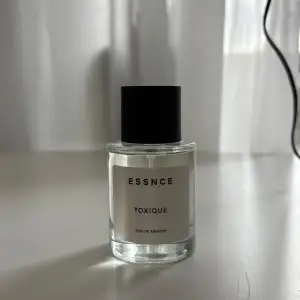 Parfym från essnce i doften toxique 50ml. Endast testad och passade tyvärr ej mig!🥰