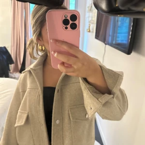 Beige kort kappa - Knappt använd kappa i kortare modell från Zara i Storlek S och sitter som XS-M. Pris kan diskuteras!!!!!❤️