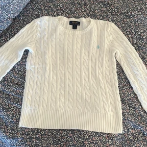 Ralph Lauren tröja - Jätte söt vit Ralph loren tröja i vit med ljusblå häst, inga defekter💕 säljer pga för liten 😇