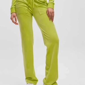Juicy couture byxa - Skick: oanvända, helt nya. Färg: Sharp green Modell: Del Ray Strl: xxs