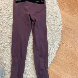 Calvin Klein träningsbyxor - Lila Calvin Klein träningsbyxor i storlek S💕 Använda fåtal gånger men fint skick💕 Pris kan diskuteras💕