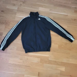 Adidas tröja - Adidas tröja med dragkedja stl: S Den har två fickor på sidan  Mycket gott skick4