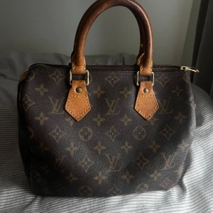Louis Vuitton speedy 25 - Säljer min älskade speedy 25. Tyvärr har den inte kommit till användning som tänkt.   Perfekt storlek för utgång, skola, resa etc.  Köpt från en säker svensk hemsida. 