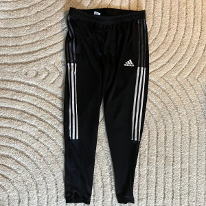 Adidasbyxor - Adidasbyxor i bra skick, säljes pga att de inte används. Storlek L