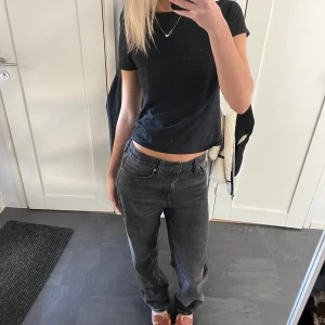 Svarta zara jeans  - Snygga svarta jeans som jag köpte secondhand. Inga tecken på defekter o skador. Nypris 359 kr