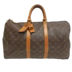 Louis Vuitton Keepall 45 - Den ultimata åkpåsen från Louis Vuitton i modellen Keepall 45. Lämplig för en weekendresa eller som handbagage på ett flygplan. Keepall ger en touch av lyx och stil till alla kläder. Accepteras som handbagage hos de flesta flygbolag!