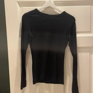 Svart långärmad tröja  - Svart långärmad tröja i storlek M. Säljer för att jag inte använder plagget.💓