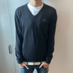 Gant v ringad  - Säljer min gant V ringad tröja som är i storlek S men passar som M. Nyskick använd ett fåtal gånger. Nypris cirka 800 mitt pris 300