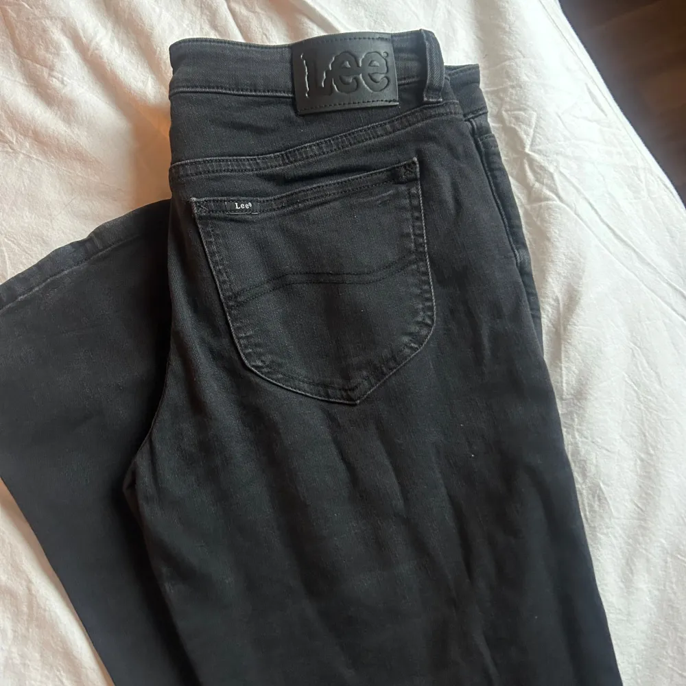 Lågmidjade svarta jeans från LEE. Helt oanvända, endast testade. Väldigt mjuka och sköna, passar någon som är runt 163☺️köpta för 1099kr. Jeans & Byxor.