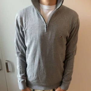 Tommy hilfiger halv zip up - Säljer min gråa Tommy hilfiger halv zip up som är storlek S men passar som M, nyskick använd ett fåtal gånger. Nypris 800 mitt pris 270