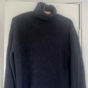 Turtleneck av Minimum Storlek S Nyskick  Mörkblå/Svart Ull