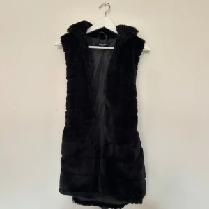 Pälsväst - Säljer denna väst med  då den ej kommit till användning! Den är i storlek 36 och helt oanvänd