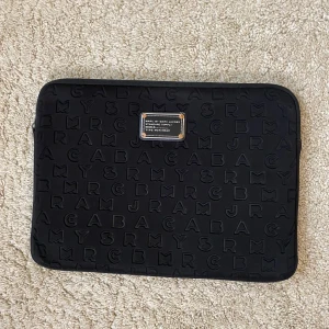 Marc Jacobs datorfodral  - Snyggt datorfodral i mycket bra skick från Marc Jacobs!! Säljer likadan i grå, kicka gärna 