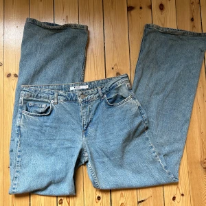 Lågmidjade Jeans NAKD  - Säljer ett par lågmidjade jeans i strl 38 ifrån NAKD. Är 1.73 cm och går hela vägen till hälarna på mig💖 Skicka meddelande för fler bilder! 