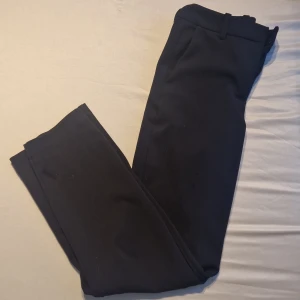 Kostymbyxor - Jättebra skick, har används få gånger. Dessa byxor kommer från veromoda.De är midwaist men kan va low waist om man vill ha det. Jag säljer de, pågrund av att se är för korta på mig. Priset kan diskuteras. Alla mina plagg tvättas innan de skickas! <33