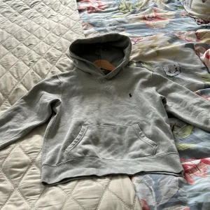 Raplh lauren hoodie - Väldigt ny och sparsamt använd, storlek 10 till 12, liten fläck i mitten av tröjan dock